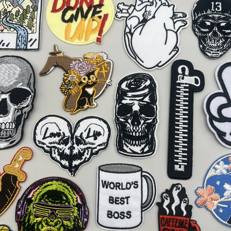 Parche bordado calavera punk sobre fondo negro