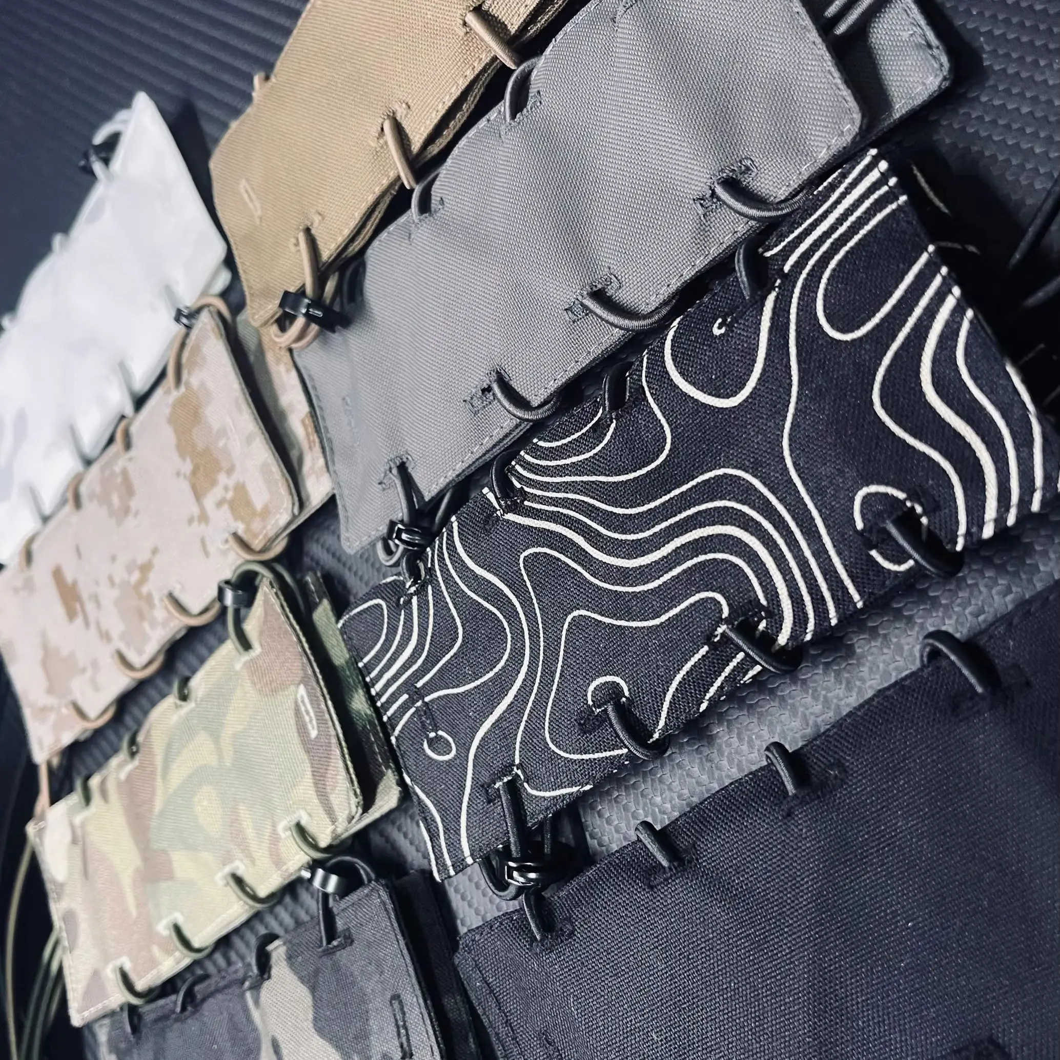 Funda táctica para riel Fishbone AOR1 en camuflaje negro/blanco - imagen 5