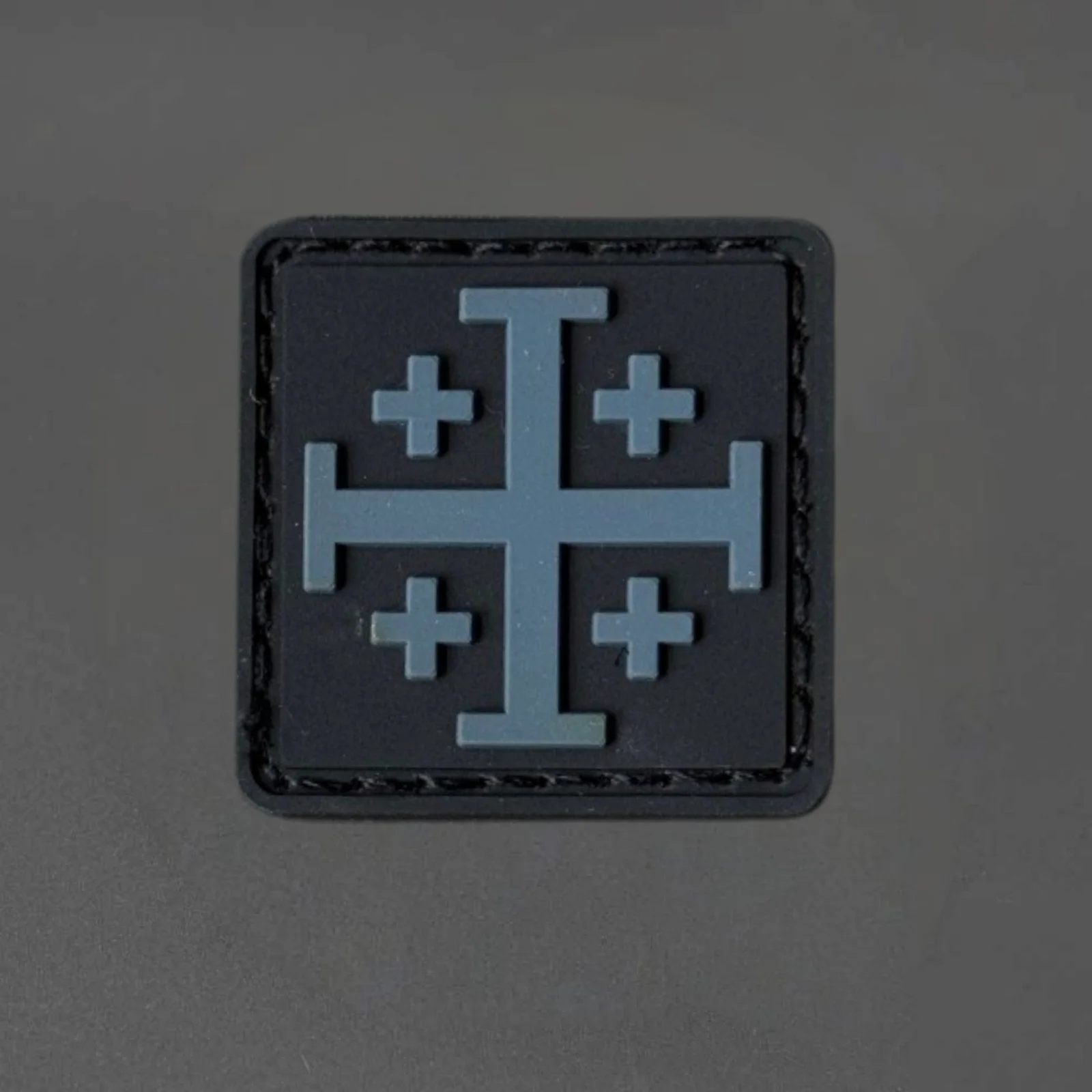 Parche PVC Cruz de Jerusalén con Velcro – Insignia táctica - imagen 2