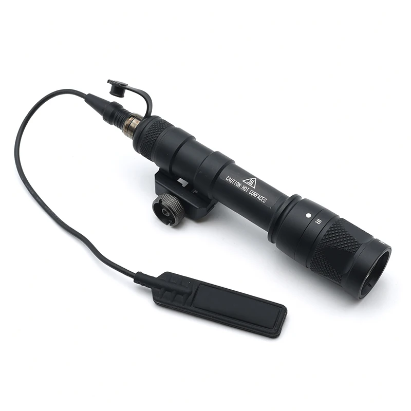 Linterna táctica SF M600V-IR montada en un rifle de airsoft con equipo completo