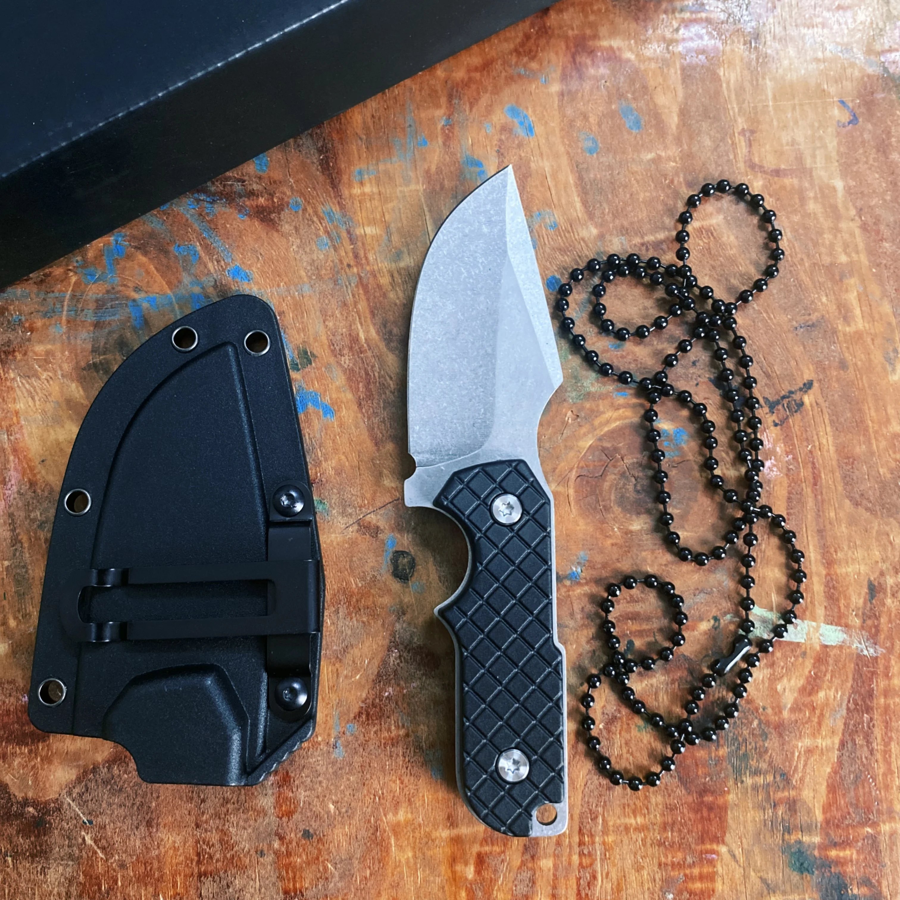 Hoja del cuchillo mostrando el filo recto