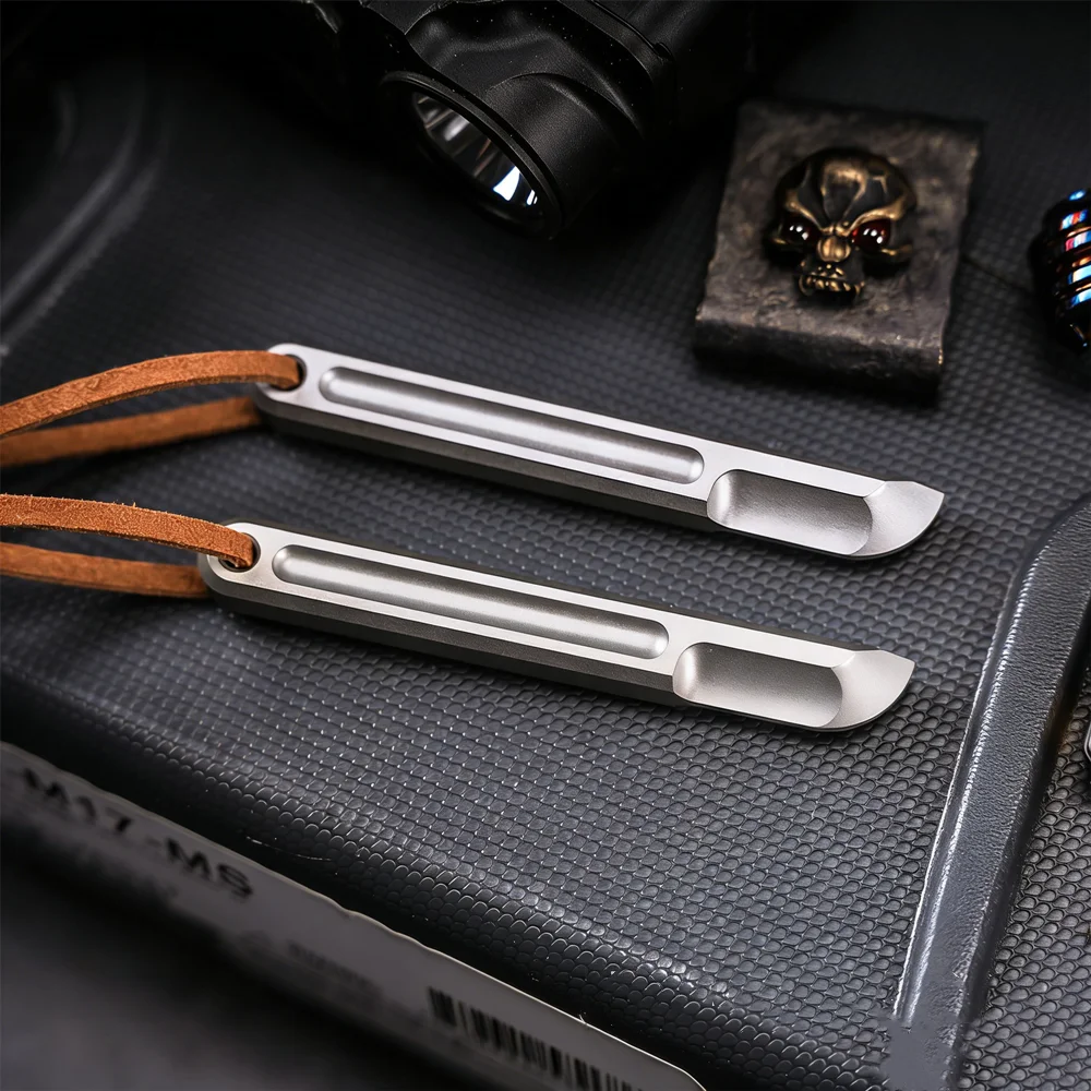 Cuchillo táctico EDC de aleación de titanio en formato compacto