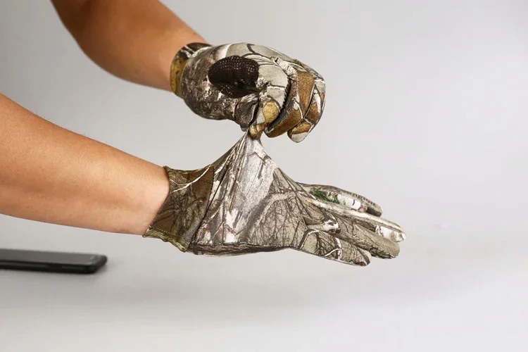 Detalle de guantes tácticos para exteriores y pantalla táctil