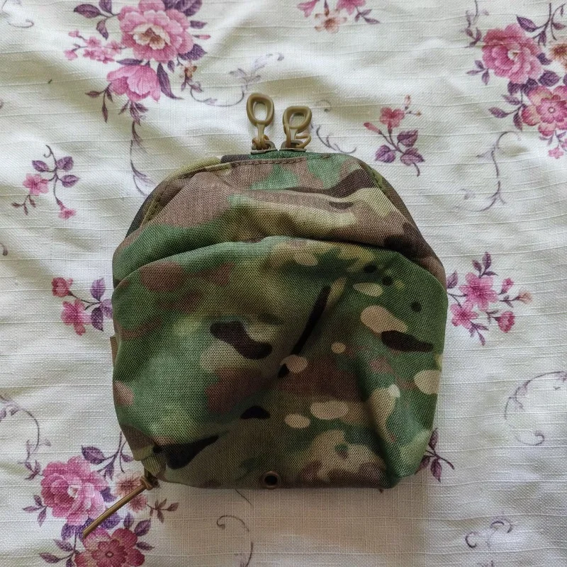 AOR1/AOR2 Outdoor Square Miscellaneous Storage Bag junto a otros accesorios