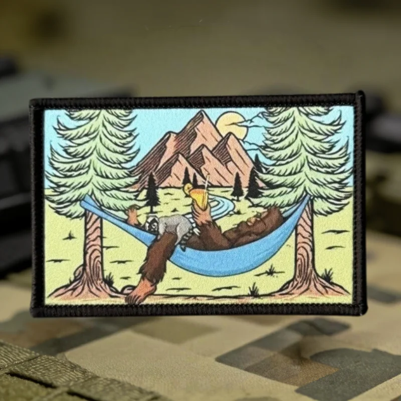 Parche estampado de Bigfoot y Raccoon abrazándose