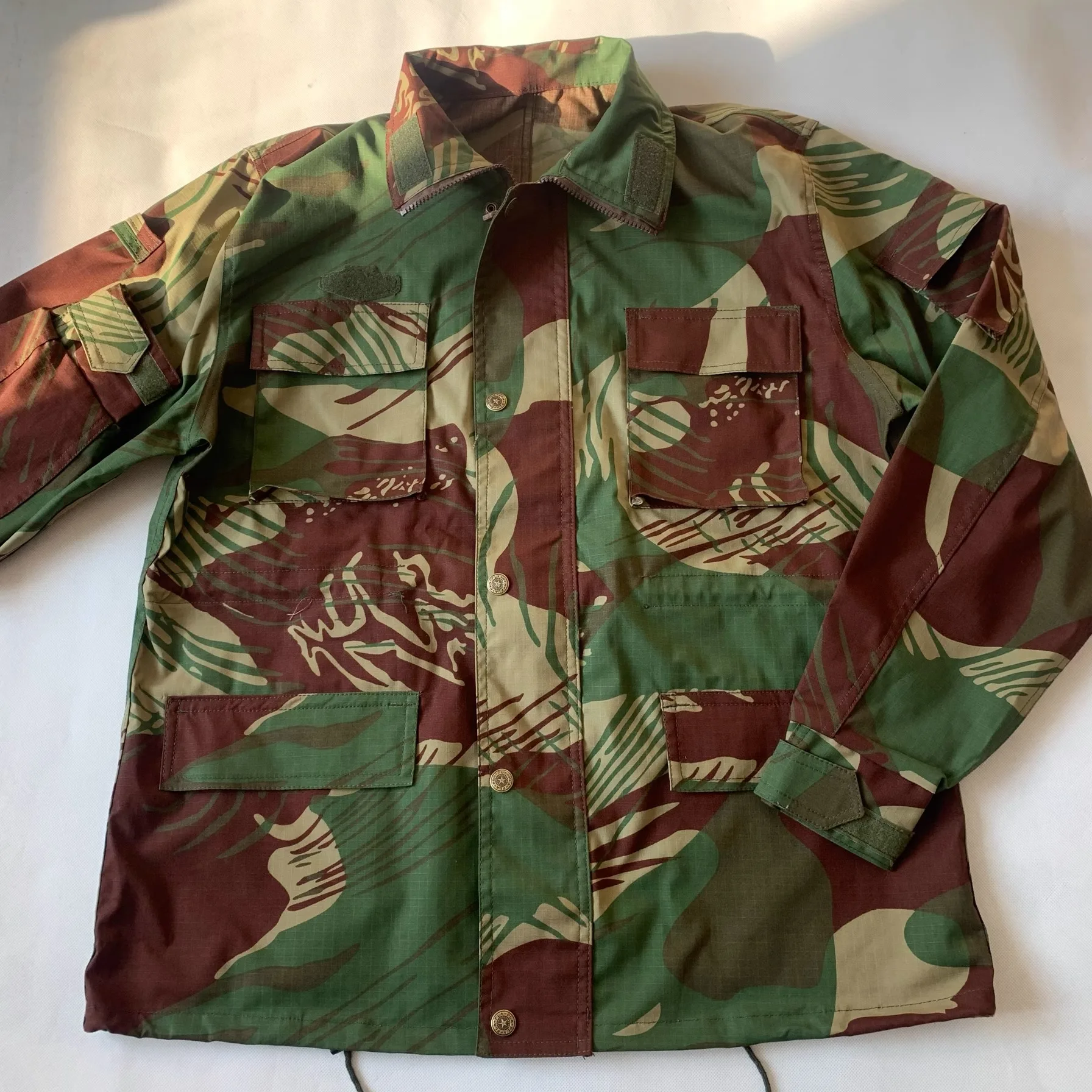 Detalle del camuflaje y textura del tejido