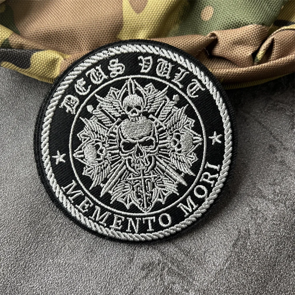 Parche táctico bordado Memento Mori para velcro – mochila y brazalete - imagen 3