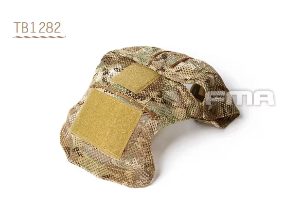 Detalle del ajuste de la funda sobre casco deportivo