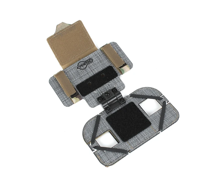 Bolsa Navboard montada en un chaleco táctico