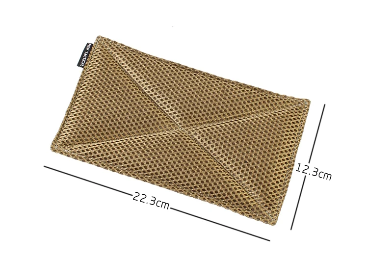 Chest rig abierto mostrando compartmentalización