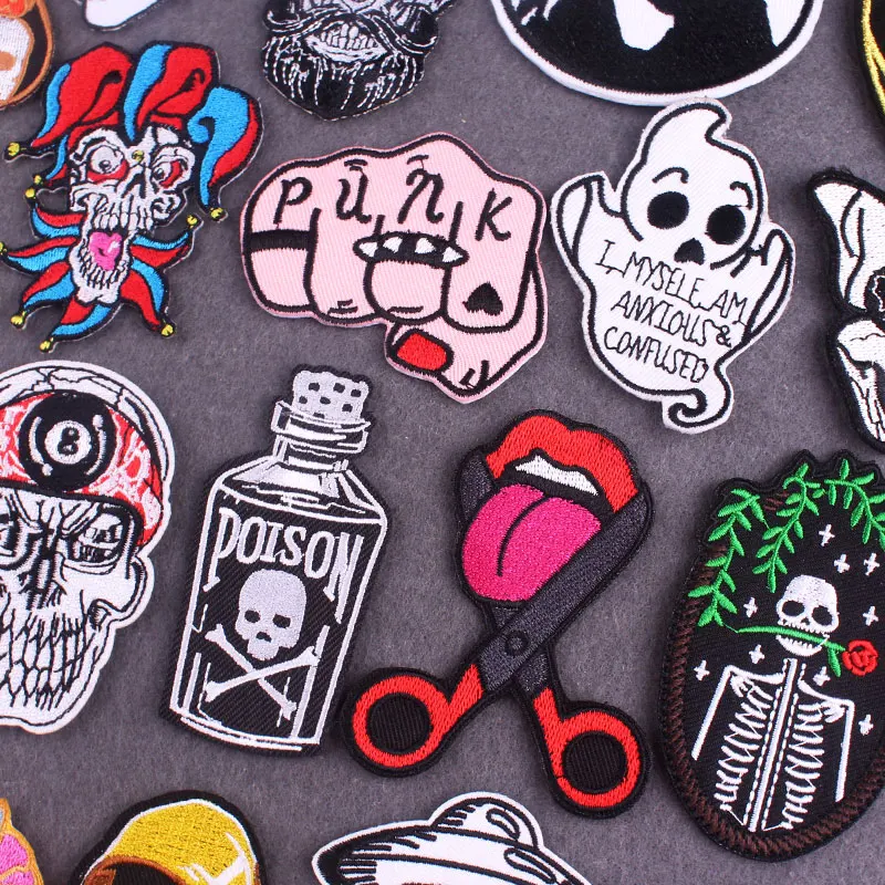 Parche punk con calavera bordada