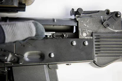 Mecanismo de Hop Up de una réplica de airsoft mostrando la goma y el ajuste.