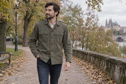Hombre con chaquetilla oliva de algodón de inspiración Moleskin durante un paseo otoñal