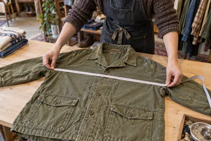 Comprobación del ancho de pecho de una chaqueta militar usada sobre una mesa