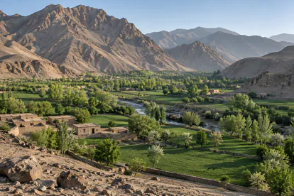 Paisaje recreado de un valle agrícola de inspiración afgana entre montañas áridas
