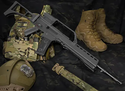 Fusil HK G36 del ejército español sobre fondo táctico.