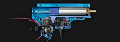Gearbox de réplica de airsoft AEG mostrando sus componentes internos.