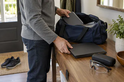 Preparación de documentos, libreta y estuche de gafas para asistir a un curso